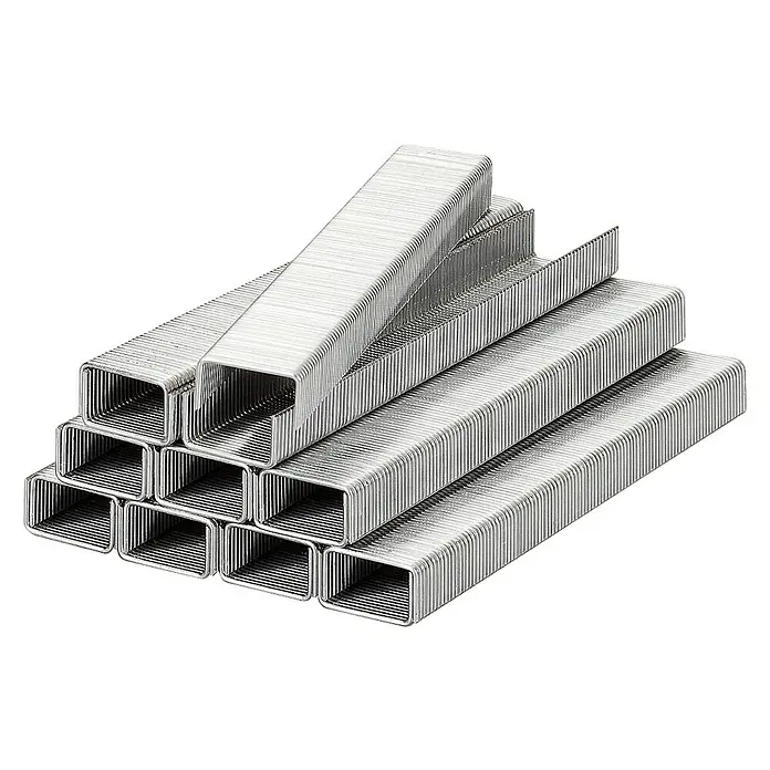 Einhell Feindrahtklammer - Rückenbreite: 11,4 mm, 1.000 Stk. - Nahaufnahme eines Stapels von Heftklammern, die ordentlich und kompakt aufgereiht sind.