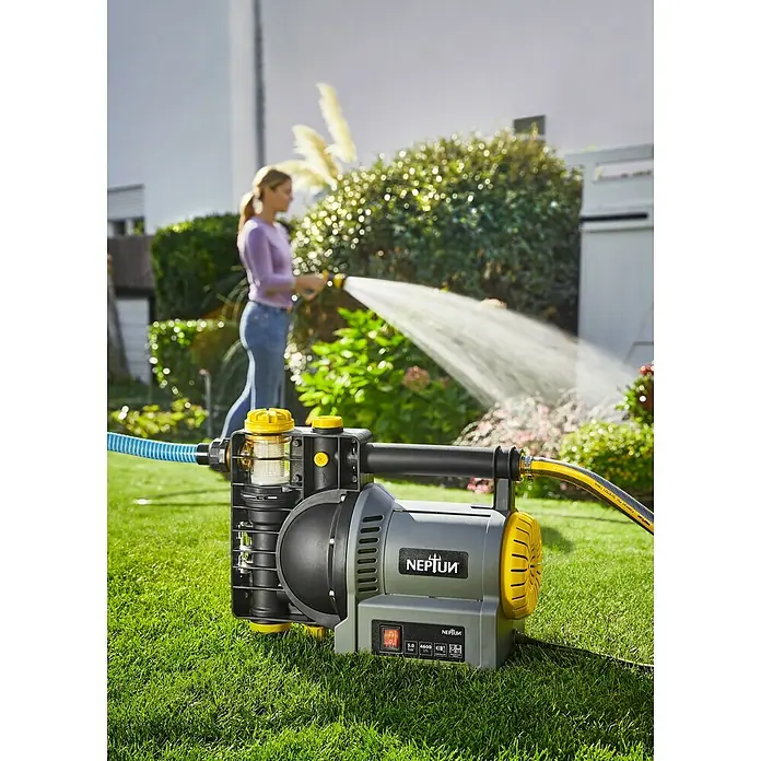 Neptun Gartenpumpe NGP-E 120 - 1.200 W, Max. Fördermenge: 4.600 l/h - Neptun Hauswasserwerk im Einsatz: Eine Frau bewässert ihren Garten mit der praktischen und effizienten Gartenpumpe von Neptun.