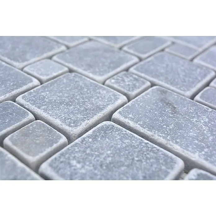 Mosaikfliese Mini Pattern XNT FP40 - 30,5 x 30,5 cm, Hellgrau, Matt - Nahaufnahme von grauen Mosaikfliesen mit quadratischen und rechteckigen Formen für Boden- oder Wandbeläge, die eine moderne Ästhetik verleihen.