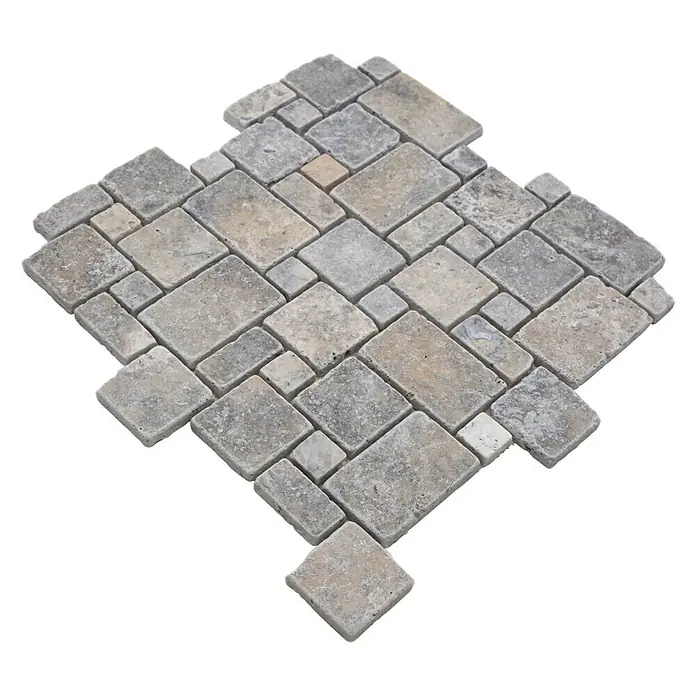 Mosaikfliese Mini Pattern XNT FP47 - 30,5 x 30,5 cm, Grau/Weiß, Matt - Nahaufnahme von beigen und grauen Natursteinfliesen im Rautenmuster.