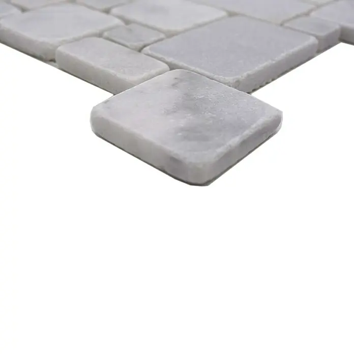 Mosaikfliese Mini Pattern XNT FP42 - 30,5 x 30,5 cm, Weiß/Grau, Matt - Nahaufnahme eines Carrara-Marmor-Mosaiks mit quadratischen und rechteckigen Steinen in Weiß- und Grautönen. Perfekt für stilvolle Wand- und Bodengestaltungen.