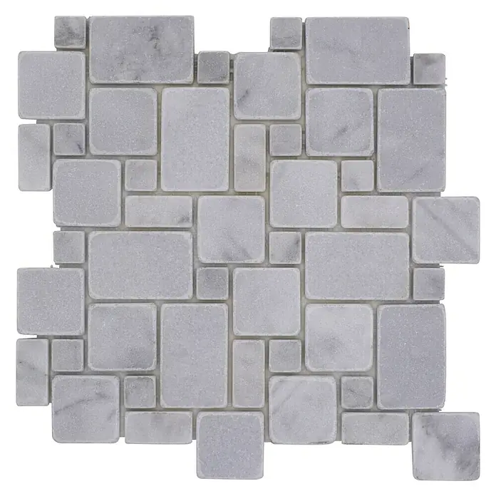Mosaikfliese Mini Pattern XNT FP42 - 30,5 x 30,5 cm, Weiß/Grau, Matt - Nahaufnahme eines Mosaikfliesenmusters in Grautönen, ideal für Badezimmer- oder Küchenrückwände. Die Fliesen variieren in Größe und Form.