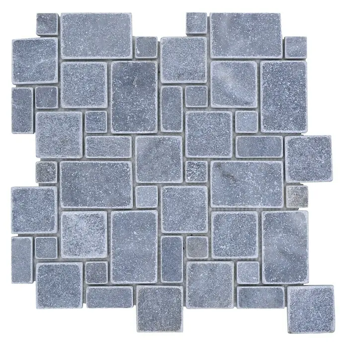 Mosaikfliese Mini Pattern XNT FP40 - 30,5 x 30,5 cm, Hellgrau, Matt - Nahaufnahme eines Mosaiks aus grauen Natursteinen mit unterschiedlichen Formen für den Innen- und Außenbereich.