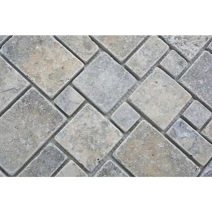 Mosaikfliese Mini Pattern XNT FP47 - 30,5 x 30,5 cm, Grau/Weiß, Matt - Nahaufnahme eines Mosaiks aus Travertinfliesen in Grau- und Beigetönen, ideal für Badezimmer- oder Küchenrückwände.