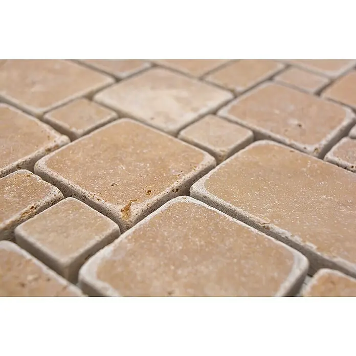 Mosaikfliese Mini Pattern XNT FP44 - 30,5 x 30,5 cm, Beige/Braun, Matt - Nahaufnahme von beigen Travertin-Mosaikfliesen mit natürlichen Variationen und einer getrommelten Oberfläche.