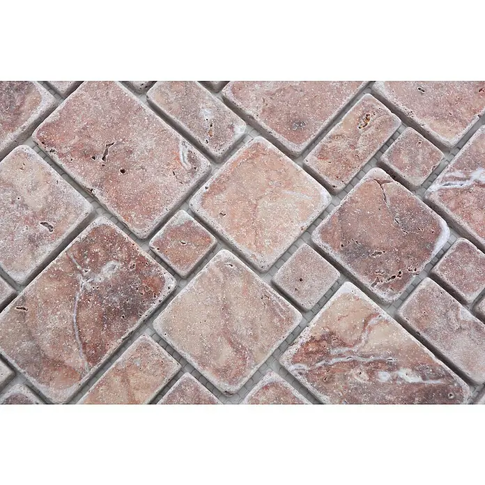 Mosaikfliese Mini Pattern XNT FP45 - 30,5 x 30,5 cm, Rot, Matt - Nahaufnahme von rustikalen roten Travertinmosaikfliesen, die ein natürliches und warmes Ambiente für jeden Raum schaffen.\n