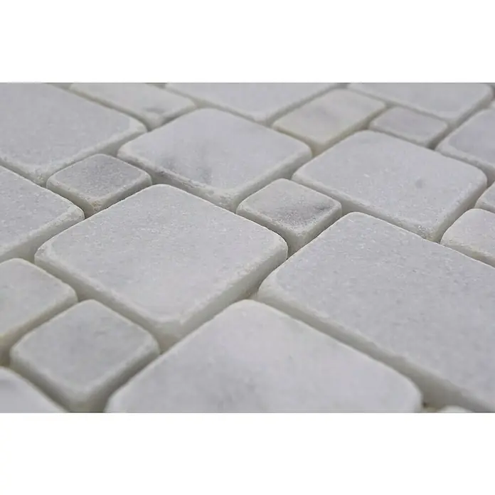 Mosaikfliese Mini Pattern XNT FP42 - 30,5 x 30,5 cm, Weiß/Grau, Matt - Nahaufnahme von weißen Marmormosaikfliesen, die ein elegantes und zeitloses Muster für die Wand- und Bodengestaltung bieten.