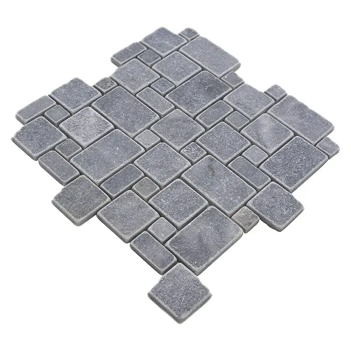Mosaikfliese Mini Pattern XNT FP40 - 30,5 x 30,5 cm, Hellgrau, Matt - Bild einer grauen Naturstein-Mosaikfliese in Rautenform mit einem rustikalen und texturierten Finish. Perfekt für Akzentwände und Küchenrückwände.