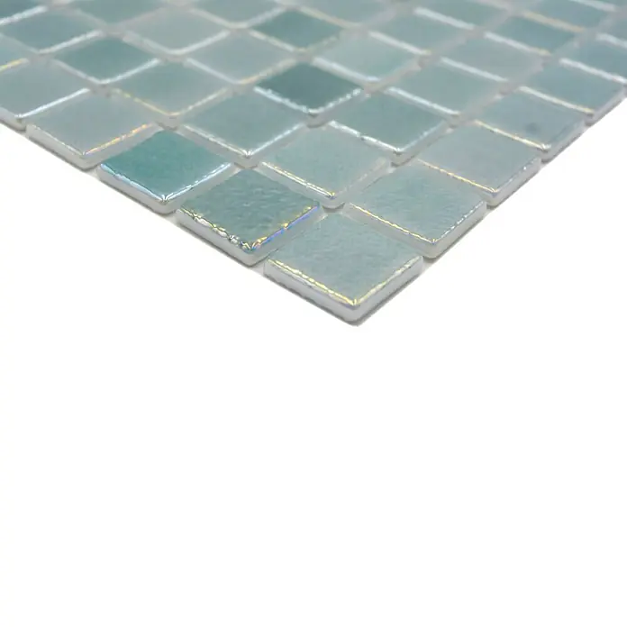 Mosaikfliese Quadrat Eco Shell Crystal VP55253PUR - 31,6 x 31,6 cm, Grün, Glänzend - Nahaufnahme eines Musters aus schimmernden, quadratischen Mosaikfliesen in hellen Blau- und Grüntönen, ideal für stilvolle Wandgestaltungen.