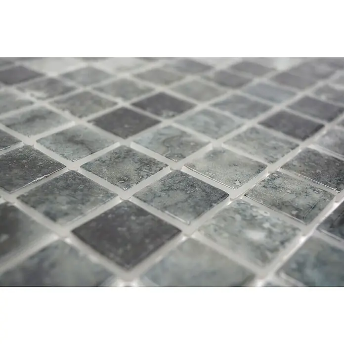 Mosaikfliese Quadrat Eco Jungle VP56253PUR - 31,6 x 31,6 cm, Grün, Glänzend - Nahaufnahme von grauen, quadratischen Mosaikfliesen, die ein geometrisches Muster bilden. Ideal für moderne Wand- und Bodengestaltungen im Innenbereich.