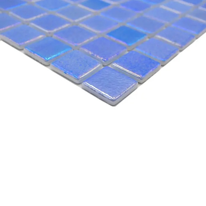 Mosaikfliese Quadrat Eco Shell Azure VP55252PUR - 31,6 x 31,6 cm, Blau, Glänzend - Nahaufnahme eines glitzernden, blauen Mosaikfliesenmusters, ideal für Bad- oder Küchendekorationen, die eine subtile Eleganz suchen.