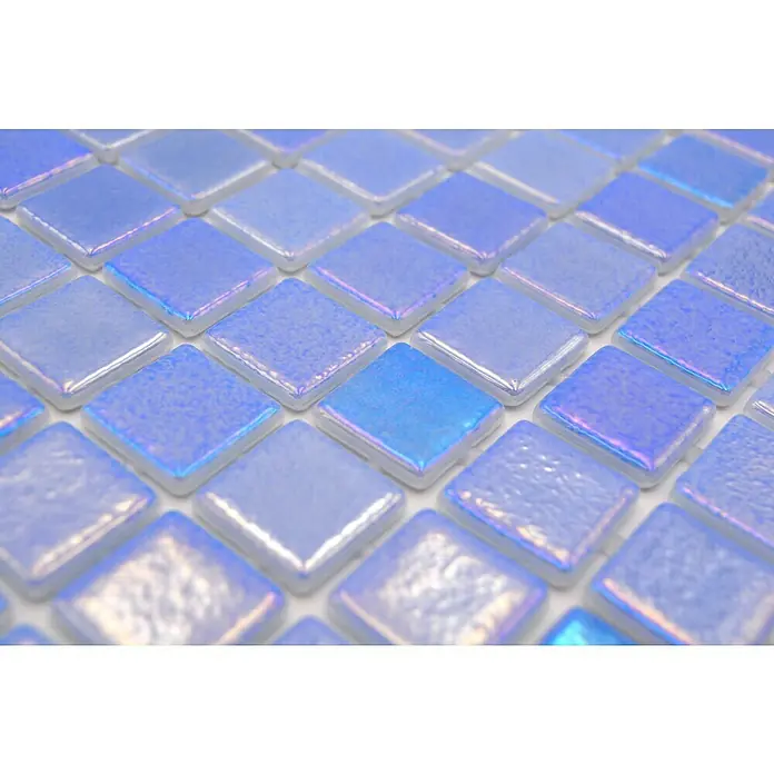 Mosaikfliese Quadrat Eco Shell Azure VP55252PUR - 31,6 x 31,6 cm, Blau, Glänzend - Nahaufnahme von irisierenden blauen Glasmosaikfliesen, die ein glänzendes und schimmerndes Muster für die Dekoration erzeugen.