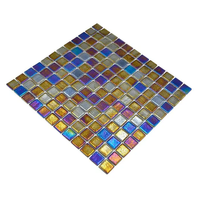 Mosaikfliese Quadrat Eco Shell Deep VP55256PUR - 31,6 x 31,6 cm, Mehrfarbig, Glänzend - Nahaufnahme von schillernden Mosaikfliesen in Gold-, Silber- und Blautönen, die ein faszinierendes Lichtspiel zeigen.