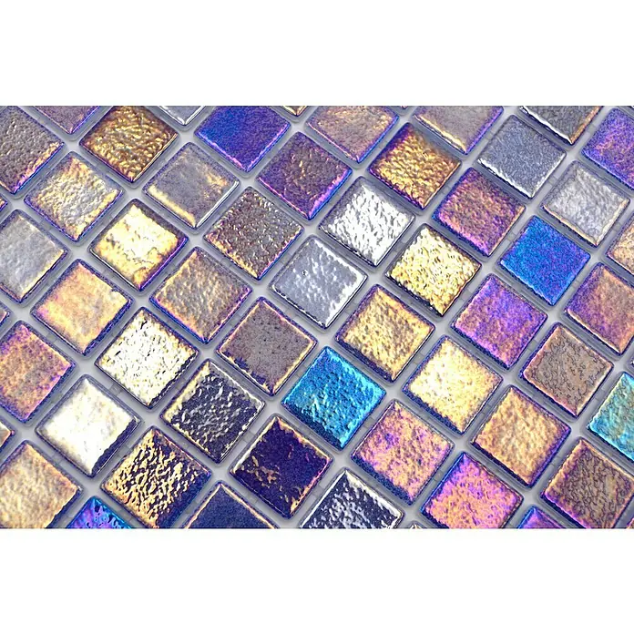 Mosaikfliese Quadrat Eco Shell Saphire VP55255PUR - 31,6 x 31,6 cm, Duneklblau, Glänzend - Nahaufnahme von schimmernden quadratischen Mosaikfliesen in Gold-, Blau- und Lilatönen, die ein luxuriöses und dekoratives Element darstellen.