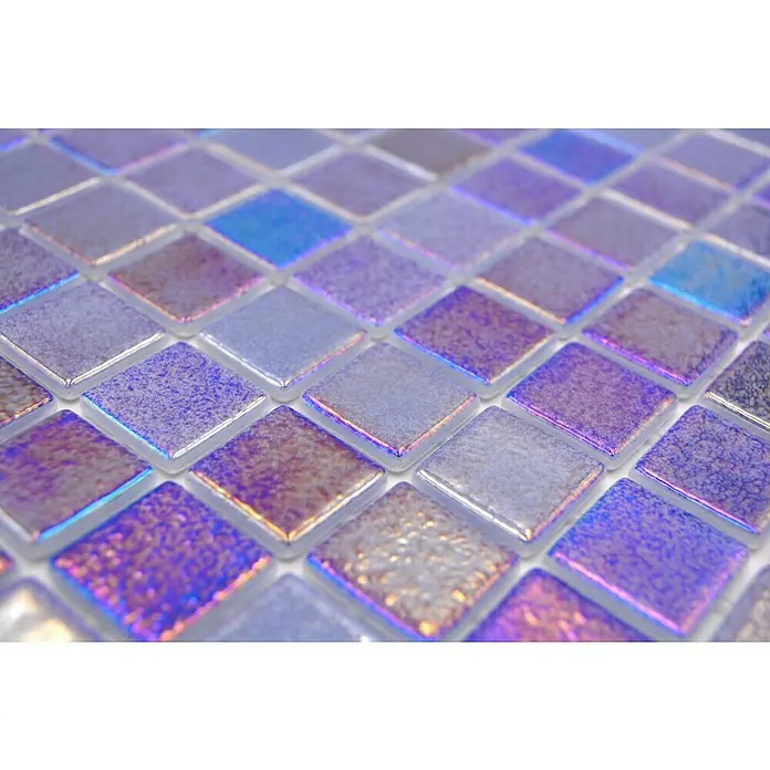 Mosaikfliese Quadrat Eco Shell Saphire VP55255PUR - 31,6 x 31,6 cm, Duneklblau, Glänzend - Nahaufnahme von schimmernden lila Mosaikfliesen, ideal für Badezimmer oder Küchenrückwände. Funkelnde Optik für elegante Innenräume.