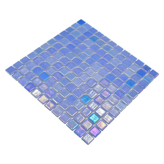 Mosaikfliese Quadrat Eco Shell Azure VP55252PUR - 31,6 x 31,6 cm, Blau, Glänzend - Nahaufnahme eines Mosaikfliesenblatts in quadratischer Form mit schillernden blauen Farbtönen, ideal für die Wanddekoration.