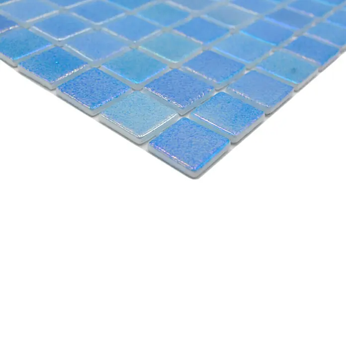 Mosaikfliese Quadrat Eco Shell Air VP55251PUR - 31,6 x 31,6 cm, Hellblau, Glänzend - Nahaufnahme eines glitzernden, hellblauen Mosaiks. Ideal für stilvolle Wand- oder Bodengestaltung mit einer frischen und modernen Optik.
