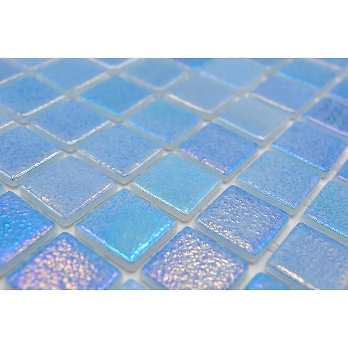 Mosaikfliese Quadrat Eco Shell Air VP55251PUR - 31,6 x 31,6 cm, Hellblau, Glänzend - Nahaufnahme von schimmernden, hellblauen Glasmosaikfliesen, die ein attraktives und modernes Design für Bad oder Küche bieten.