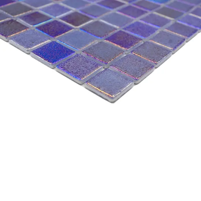 Mosaikfliese Quadrat Eco Shell Saphire VP55255PUR - 31,6 x 31,6 cm, Duneklblau, Glänzend - Nahaufnahme von schimmernden, quadratischen Mosaikfliesen in verschiedenen Violett- und Blautönen, ideal für Bad und Küche.