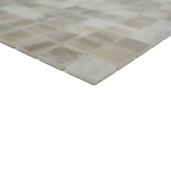Mosaikfliese Quadrat Eco Seasalt VP56251PUR - 31,6 x 31,6 cm, Mix Hellbeige, Glänzend - Nahaufnahme von quadratischen Mosaikfliesen in Weiß- und Grautönen, die ein elegantes Muster für moderne Innenräume bieten.