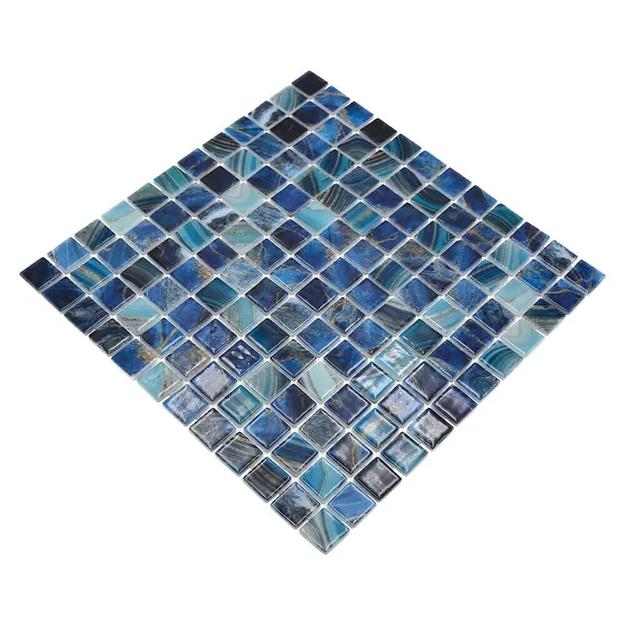 Mosaikfliese Quadrat Eco Royal VP56254PUR - 31,6 x 31,6 cm, Mix Royalblau, Glänzend - Quadratisches Mosaikfliesenmuster in verschiedenen Blautönen, das ein dekoratives Element für Innenräume darstellt.