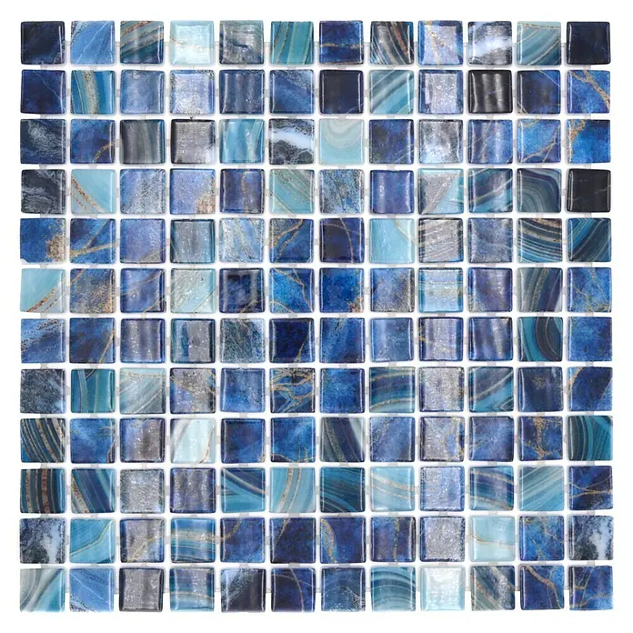Mosaikfliese Quadrat Eco Royal VP56254PUR - 31,6 x 31,6 cm, Mix Royalblau, Glänzend - Nahaufnahme einer quadratischen Fliese mit einem atemberaubenden blauen Marmordesign, perfekt für stilvolle Badezimmer- oder Küchenrückwände.