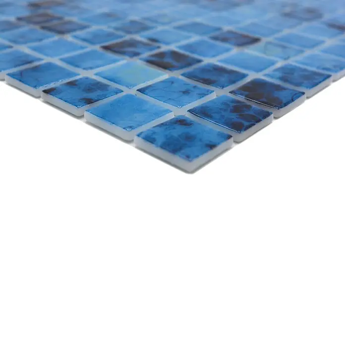 Mosaikfliese Quadrat Eco Olympic VP56255PUR - 31,6 x 31,6 cm, Mix Blau, Glänzend - Nahaufnahme von blauen Mosaikfliesen, die ein schönes Muster für Badezimmer oder Küchenrückwände bilden.