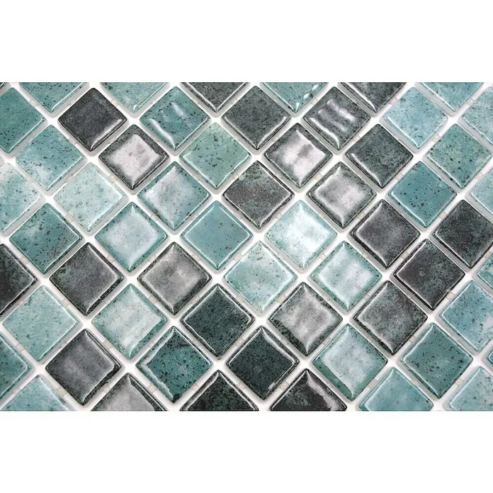 Mosaikfliese Quadrat Eco Bali VP56258PUR - 31,6 x 31,6 cm, Mix Grün, Glänzend - Nahaufnahme von schimmernden, grünlich-grauen Mosaikfliesen, die ein elegantes und modernes Design zeigen.