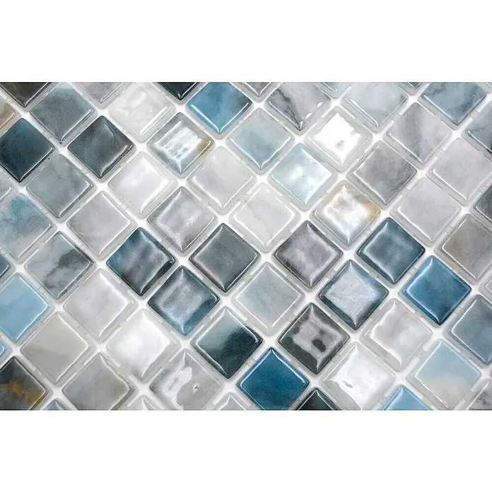 Mosaikfliese Quadrat Eco Air Force VP56256PUR - 31,6 x 31,6 cm, Mix Grau, Glänzend - Nahaufnahme von schimmernden, quadratischen Mosaikfliesen in Blau-, Grau- und Weißtönen, ideal für stilvolle Wandgestaltungen.
