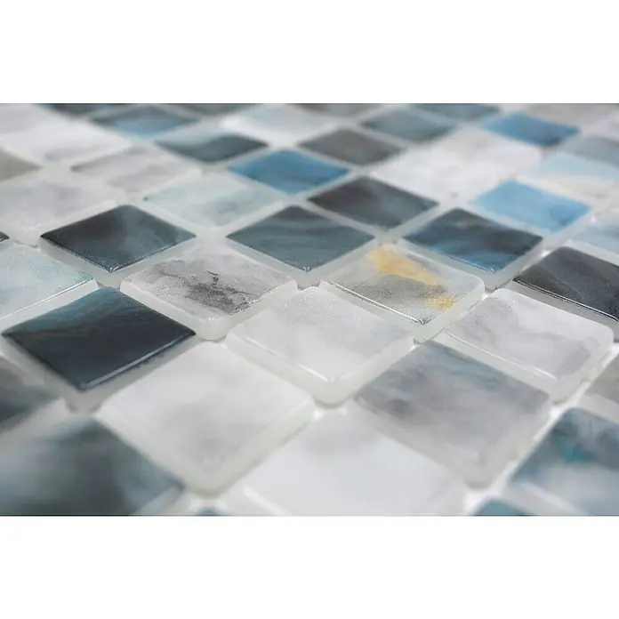 Mosaikfliese Quadrat Eco Air Force VP56256PUR - 31,6 x 31,6 cm, Mix Grau, Glänzend - Nahaufnahme von quadratischen Mosaikfliesen in verschiedenen Blau- und Grautönen mit einer leicht transparenten Oberfläche.
