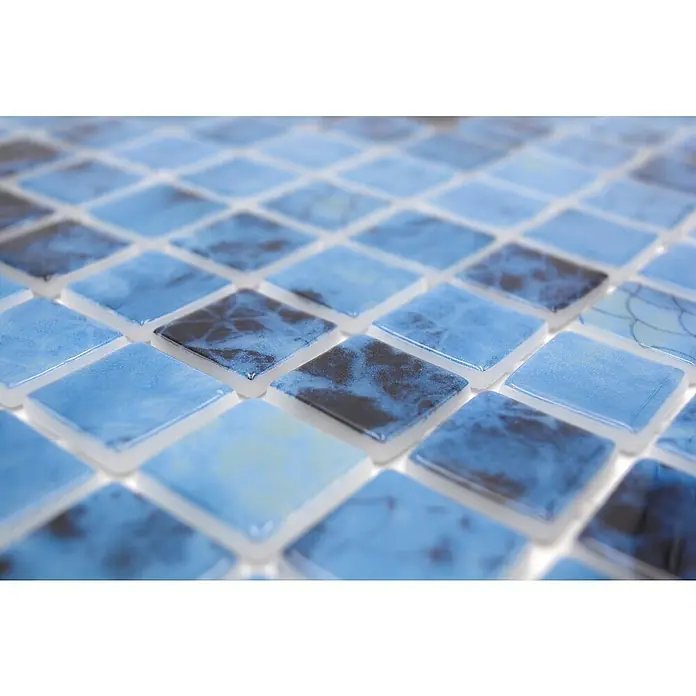 Mosaikfliese Quadrat Eco Olympic VP56255PUR - 31,6 x 31,6 cm, Mix Blau, Glänzend - Nahaufnahme von azurblauen Mosaikfliesen mit Marmormuster für ein stilvolles und modernes Design.