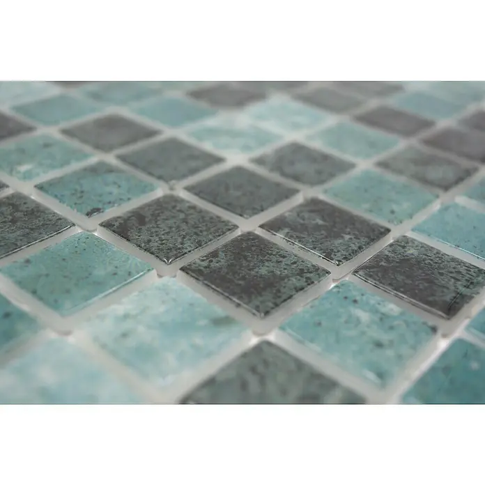 Mosaikfliese Quadrat Eco Bali VP56258PUR - 31,6 x 31,6 cm, Mix Grün, Glänzend - Nahaufnahme von quadratischen Mosaikfliesen in Blau- und Grautönen, die ein strukturiertes und modernes Designelement darstellen.