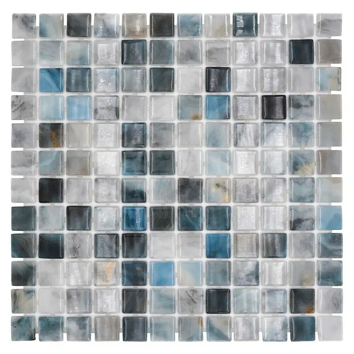 Mosaikfliese Quadrat Eco Air Force VP56256PUR - 31,6 x 31,6 cm, Mix Grau, Glänzend - Nahaufnahme von quadratischen Mosaikfliesen mit verschiedenen Blau- und Grautönen, die ein elegantes und modernes Design erzeugen.