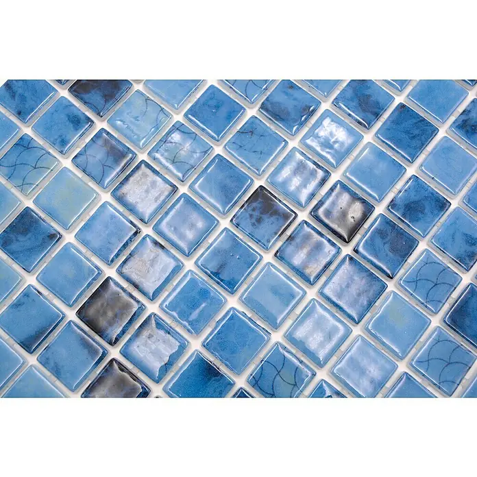Mosaikfliese Quadrat Eco Olympic VP56255PUR - 31,6 x 31,6 cm, Mix Blau, Glänzend - Nahaufnahme von schimmernden blauen Glasmosaikfliesen, die ein auffälliges Muster für Bad oder Küche bilden.\n