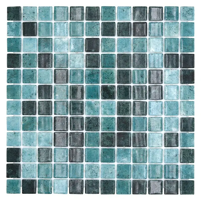 Mosaikfliese Quadrat Eco Bali VP56258PUR - 31,6 x 31,6 cm, Mix Grün, Glänzend - Nahaufnahme eines quadratischen Mosaiks mit blau-grünen Glasfliesen und weißen Fugen, ideal für Bad und Küche.