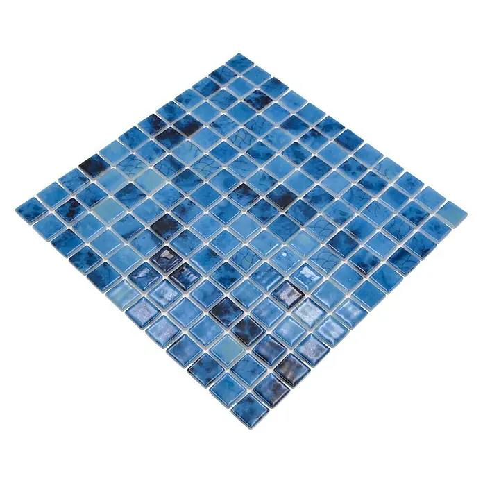 Mosaikfliese Quadrat Eco Olympic VP56255PUR - 31,6 x 31,6 cm, Mix Blau, Glänzend - Quadratisches Mosaikfliesenmuster mit blauen und dunkleren Farbtönen, ideal für Badezimmer oder Küchen, auf schwarzem Hintergrund.