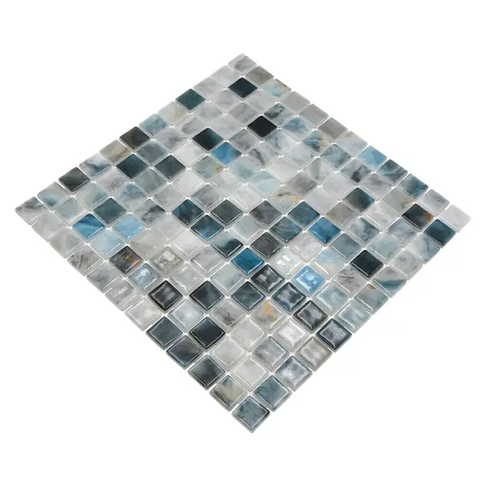 Mosaikfliese Quadrat Eco Air Force VP56256PUR - 31,6 x 31,6 cm, Mix Grau, Glänzend - Quadratische Mosaikfliese mit einem Farbverlauf von Weiß zu Blau und Grau, ideal für die Dekoration von Innenräumen.