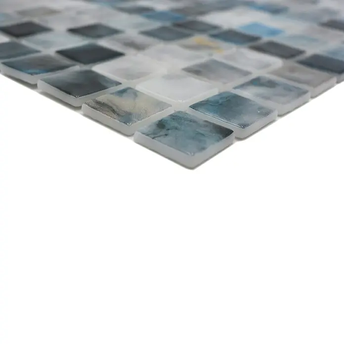 Mosaikfliese Quadrat Eco Air Force VP56256PUR - 31,6 x 31,6 cm, Mix Grau, Glänzend - Nahaufnahme eines Mosaiks aus kleinen, quadratischen Fliesen in Blau-, Grau- und Weißtönen, ideal für stilvolle Wand- oder Bodengestaltung.