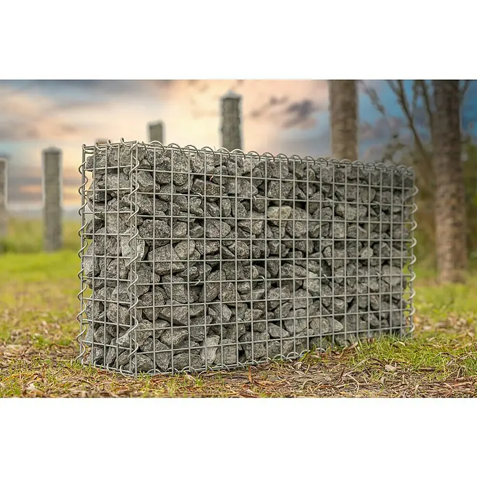 Gabiona Gabione - 100 x 20 x 50 cm, Metall, Maschenbreite: 50 mm, Maschenhöhe: 50 mm - Gabionenwand im Freien, gefüllt mit grauen Steinen, die eine stilvolle und funktionale Gartengestaltung ermöglicht.