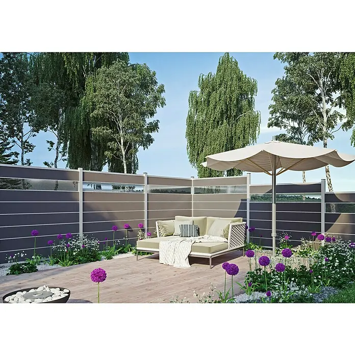 T & J Sichtschutzelement Gotland - B x H: 180 x 175 cm, Sand/Silber - Eine stilvolle Terrassengestaltung mit Sichtschutzzaun, Outdoor-Sofa und Sonnenschirm für entspannte Stunden im Garten.