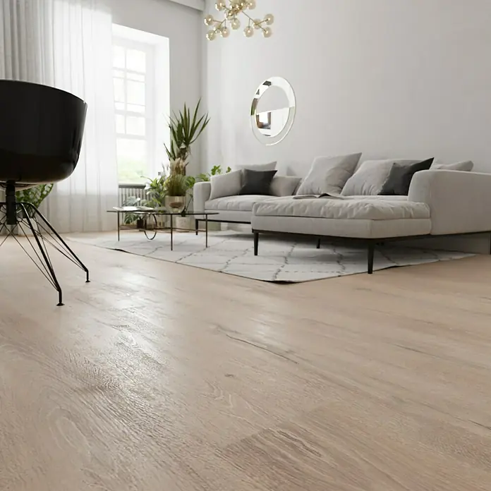 Parkett - Eiche Antique Davos, Landhausdiele, 1.900 x 190 x 15 mm - Helles Wohnzimmer mit einem hellen Holzboden, einem grauen Sofa, einem Couchtisch und einem schwarzen Stuhl, der dem Raum eine moderne Note verleiht.