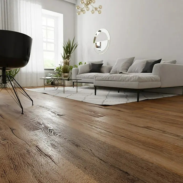 Parkett - Eiche Antik Laax, Landhausdiele, 1.900 x 190 x 15 mm - Elegantes Wohnzimmer mit Parkettboden, Sofa, Sesseln und Fenster. Der Fokus liegt auf dem warmen Holzton des Bodens.