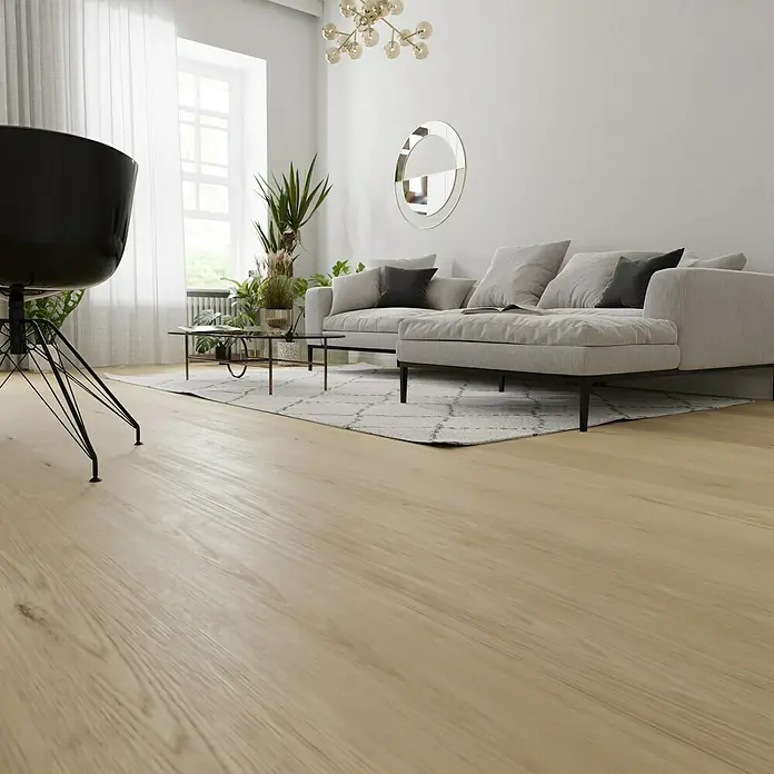 Parkett - Eiche Innsbruck, Landhausdiele, 2.200 x 260 x 15 mm - Ein helles Wohnzimmer mit einem grauen Sofa, einem Glastisch und einem eleganten, runden Spiegel. Das Parkett sorgt für eine warme Atmosphäre.