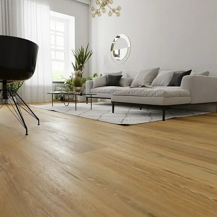 Parkett - Eiche Laura, Landhausdiele, 2.200 x 240 x 15 mm - Helles Wohnzimmer mit Holzboden, grauer Couch, Teppich und einem schwarzen Stuhl im Vordergrund. Moderne Einrichtung für gemütliches Wohnen.