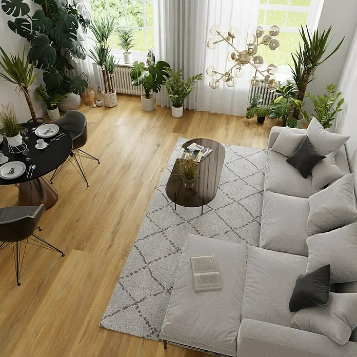 Parkett - Eiche Laura, Landhausdiele, 2.200 x 240 x 15 mm - Eine stilvolle Wohnraumansicht mit einem grauen Sofa, einem Couchtisch und Zimmerpflanzen, die eine gemütliche Atmosphäre schaffen.