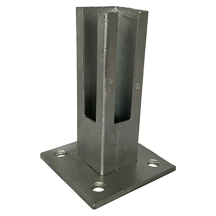 Bodenbefestigung für Zaun - Passend für: Pfosten 5 x 5 cm, Metall - Der robuste Vierkantpfostenträger aus Metall bietet eine sichere Befestigung für Pfosten mit einer quadratischen Grundplatte und Aussparungen.