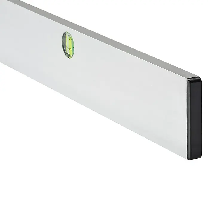 Wisent Aluminium-Abziehlatte - Länge: 200 cm, Anzahl Libellen: 2 Stk. - Ein Detailaufnahme einer Wasserwaage, die in der Bauindustrie und im Heimwerkerbereich verwendet wird, um Oberflächen zu nivellieren.