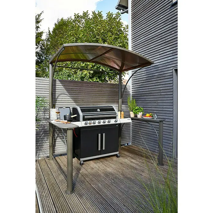 Sunfun Grillpavillon BBQ - B x T: 213 x 150 cm, Farbe Gestell: Anthrazit, Aluminium - Bild eines modernen Gasgrills mit Überdachung auf einer Holzterrasse, umgeben von Grünpflanzen. Der Grill verfügt über seitliche Ablagetische.