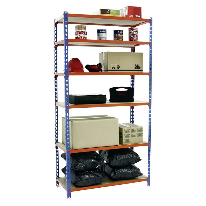 Simonrack Maderclick Metallregal Maderclick MegaPlus - H x B x T: 250 x 120 x 40 cm, Traglast pro Boden: 200 kg, Anzahl Böden: 6 Stk., Stecken, Blau/Orange - Ein Regal mit Werkzeugen und Farbeimern. Das Regal ist blau und orange und steht in einem Lagerraum mit vielen Dingen.