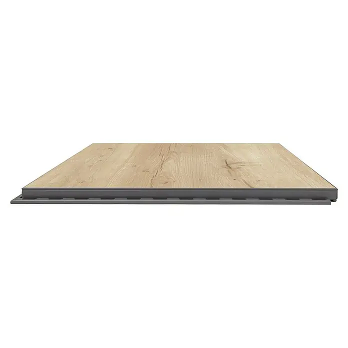 Terrassenfliese Click and Go Ardesia Lignea Rovere - 60 x 60 cm, Eiche, Matt - Nahaufnahme eines Holzpaneels mit grauer Unterkonstruktion, ideal für Bodenbeläge im Innenbereich. Die Holzstruktur ist deutlich erkennbar.